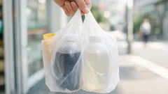 コンビニのレジ袋でできる小ワザ2選 カップ飲料を安定させて手のベタつきも防ぐ